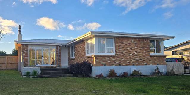 Spacious 4 bedroom Family Home with Garden