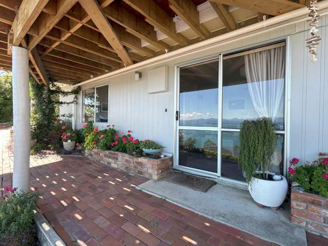 Low-Maintenance 1-Bed Flat with Coastal Outlook