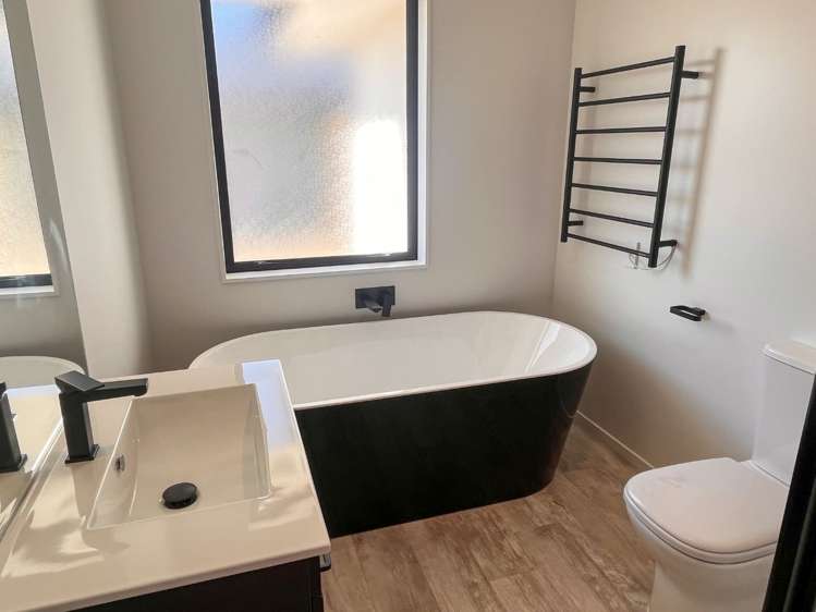 157 Faringdon Boulevard Rolleston_15