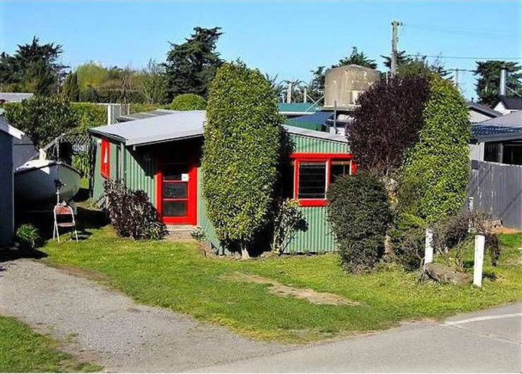 The do-up house at 139 Main Street, in Mataura, Gore, sits on a quarter acre section. Photo / Supplied