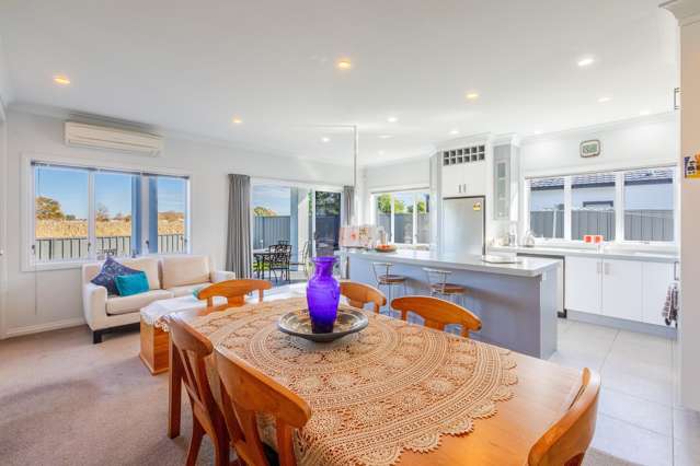 32 Heynes Place Clive_2