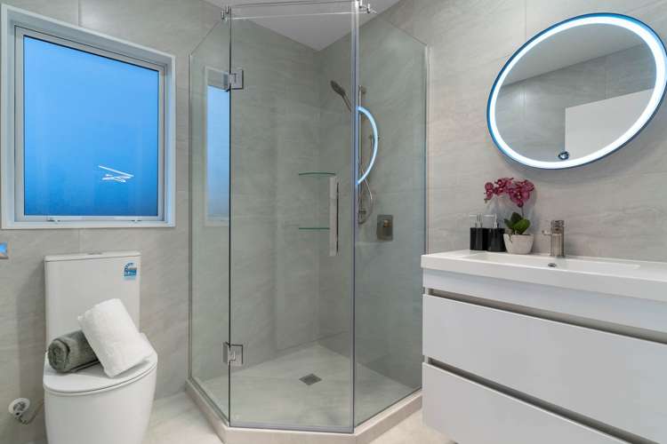 2/7 Louise Place Browns Bay_18