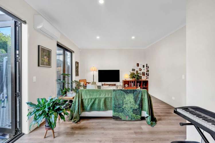 2 Kerewhenua Crescent Hobsonville_16