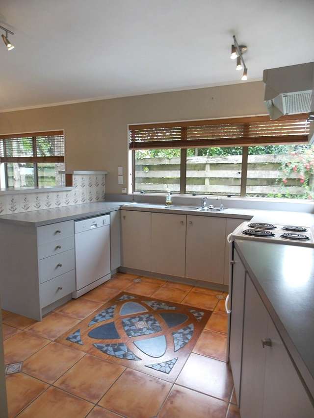 2/61 Clevedon Road Papakura_3