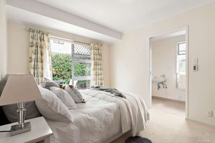 6/10 Gerard Way Saint Johns_6