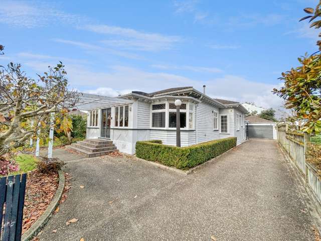 HOKOWHITU - 4 BEDROOMS