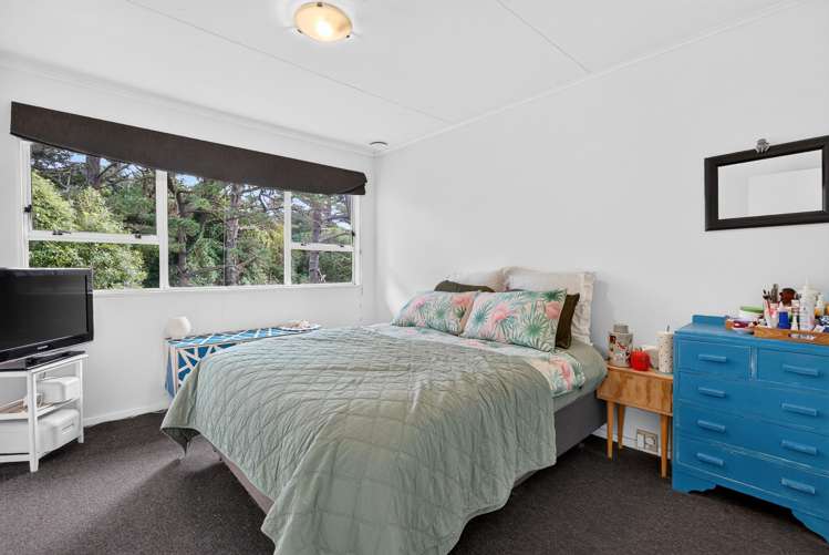 8 Cyril Way Paparangi_17
