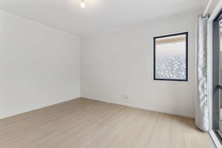 34 Frank Bunce Grove Flat Bush_10