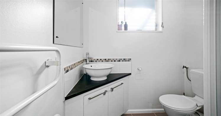 2/20a Downing Street Hoon Hay_10