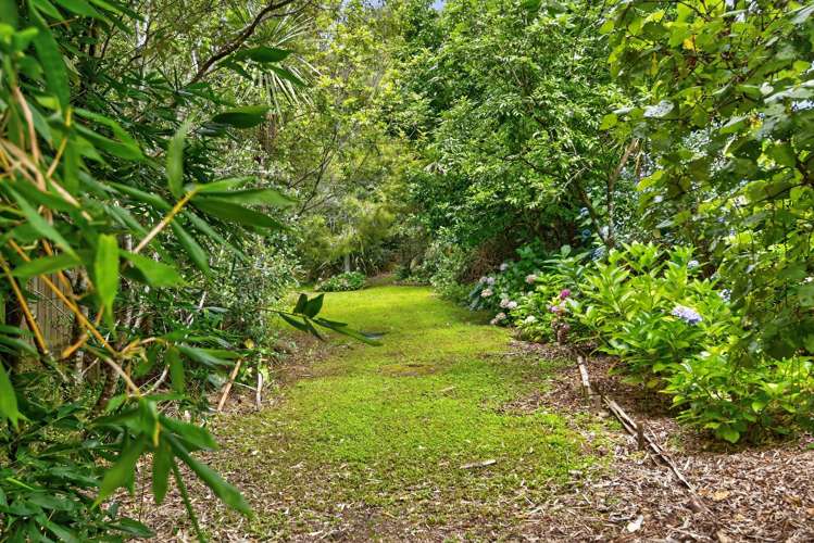 20 Colmar Road Mellons Bay_38