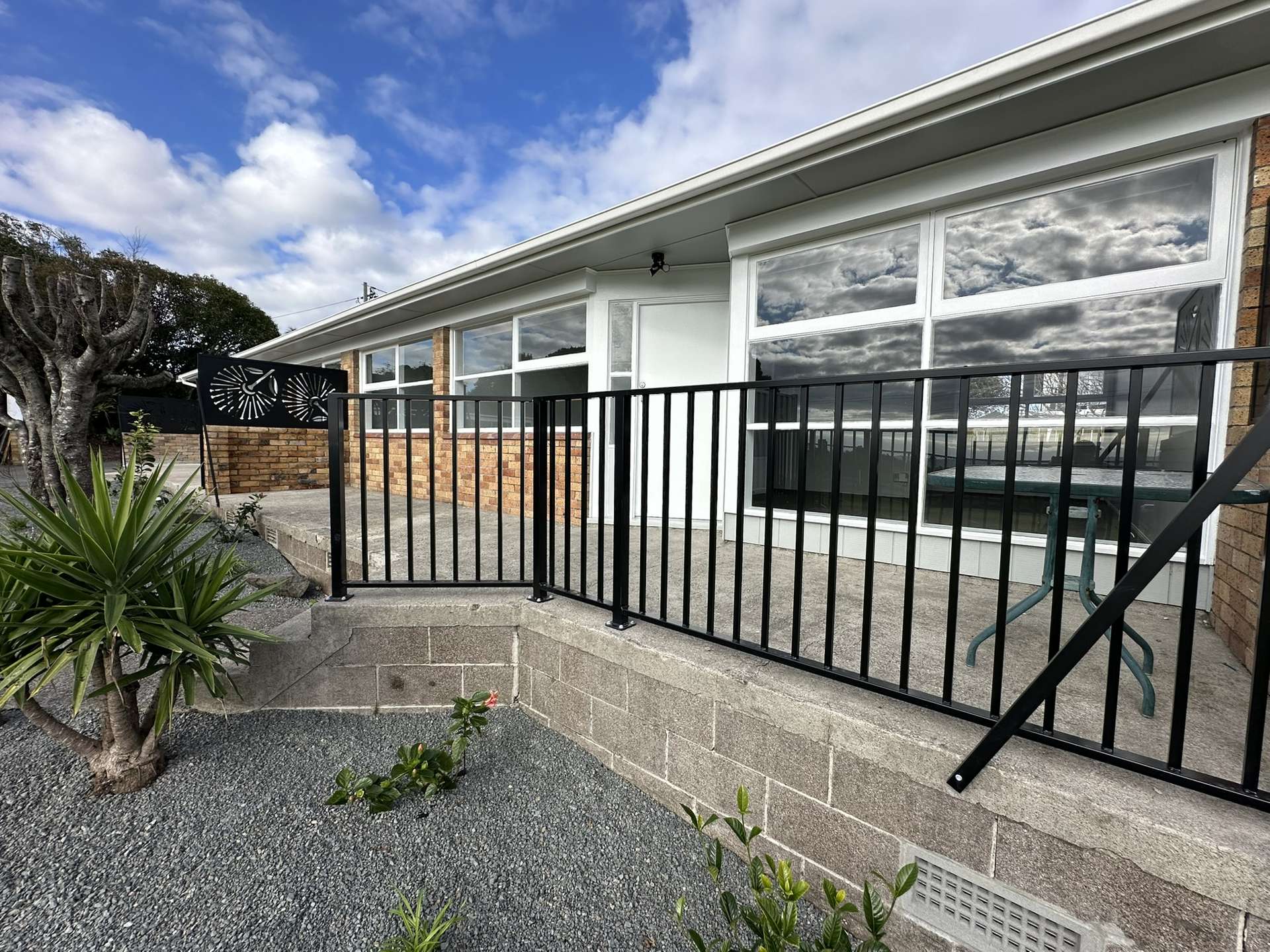 2/84A Royal View Road Te Atatu South_0