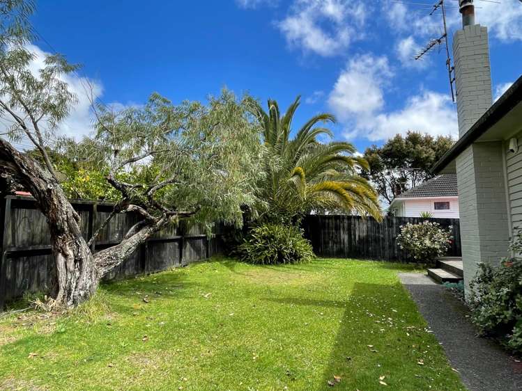 8 Grainger Road Te Atatu South_2