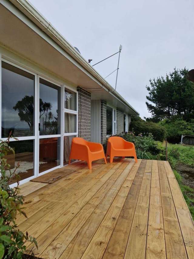 Spacious 3-Bedroom Home with Stunning Views in Tokanui!