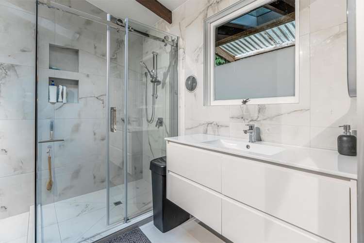 894 West Coast Road Waiatarua_13