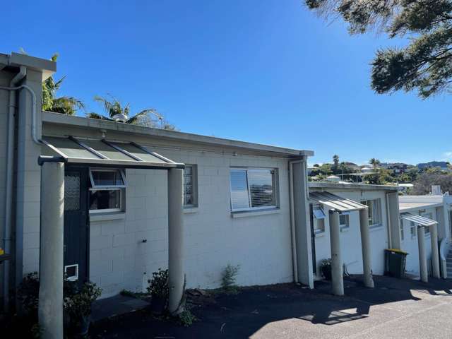 10/18 Parr Terrace Castor Bay_1