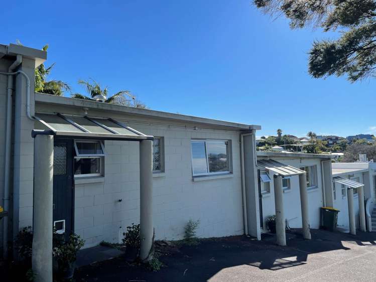 10/18 Parr Terrace Castor Bay_1