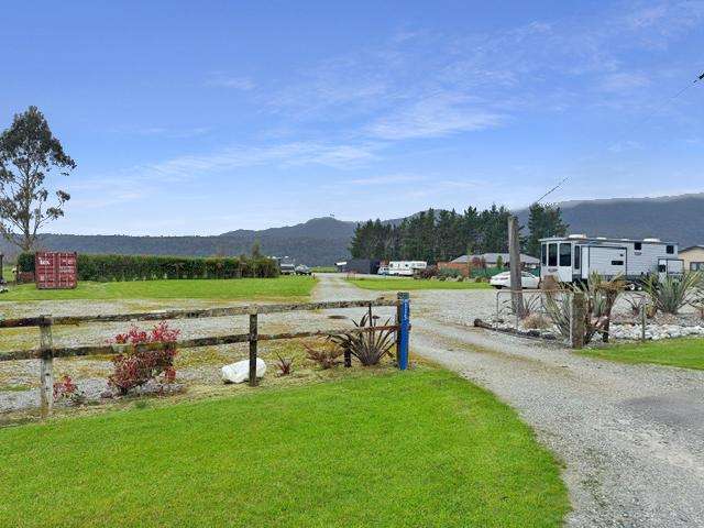 4,443m2 Section with mountain views