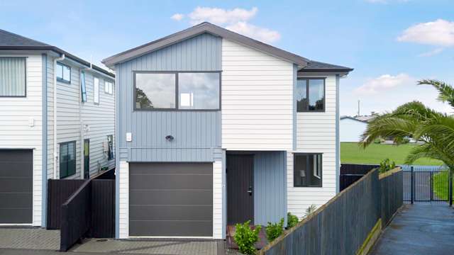 Stunning Standalone New Home in West Harbour!