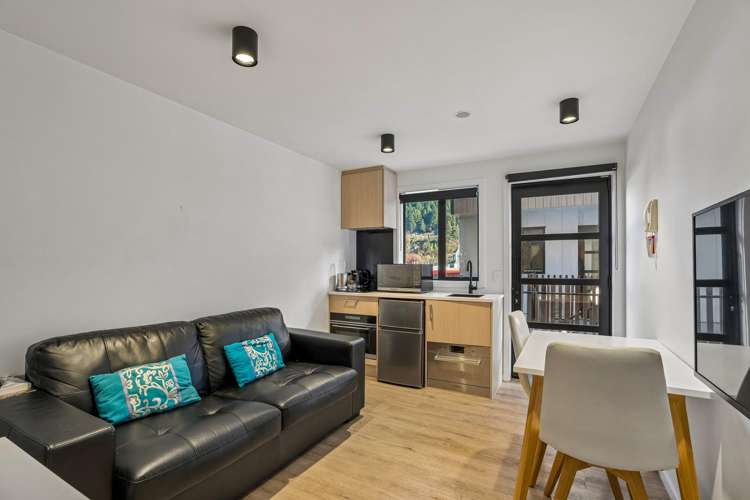 18B & 19B/135 Hallenstein Street Queenstown_10