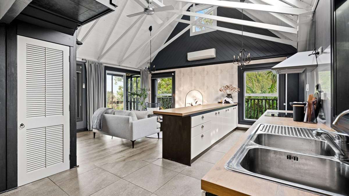 Stylish Living in a Prime Regent-Kensington Location 5