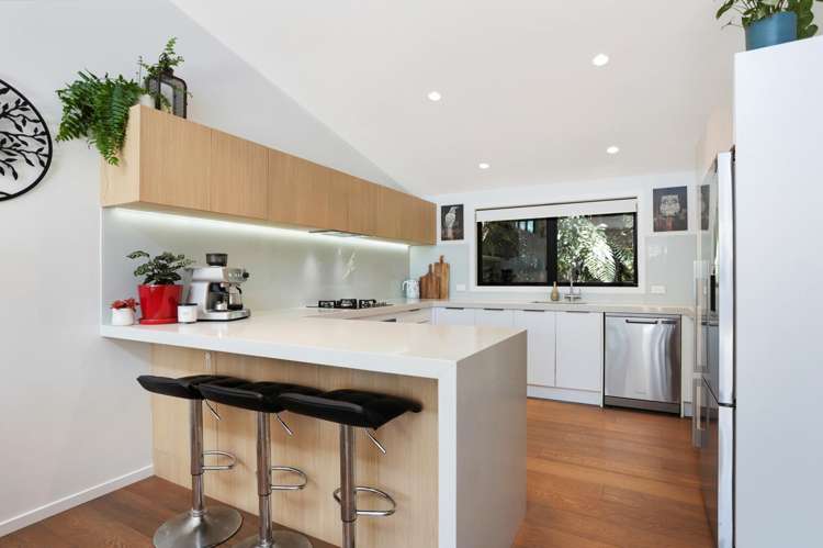 892 West Coast Road Waiatarua_8