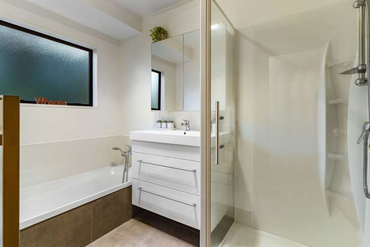 1/6 Honeysuckle Lane Mairangi Bay_13