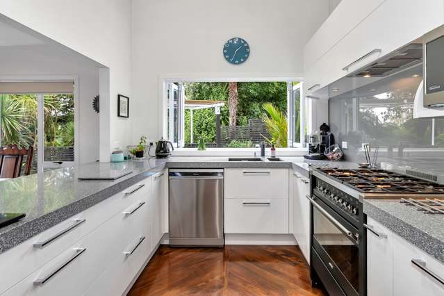 2/15 Newell Street Point Chevalier_1