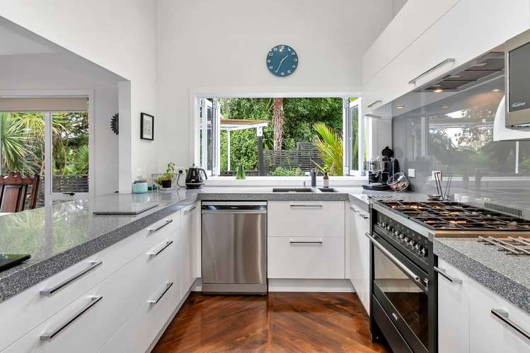 2/15 Newell Street Point Chevalier_1