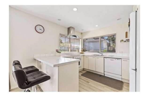 2/ 46A Blakeborough Drive Forrest Hill_3