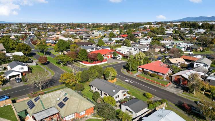 2 Emma Place Pukete_17