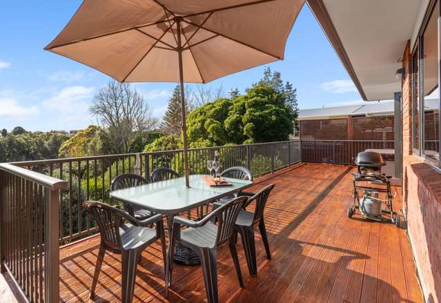 FIRM FAMILY FAVOURITE WITH BEAUTIFUL VIEWS!
