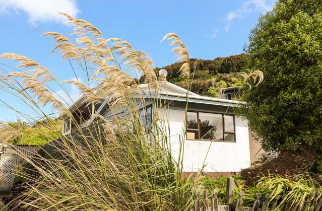 Ocean Views, Prime Location & Scope to Add Value!