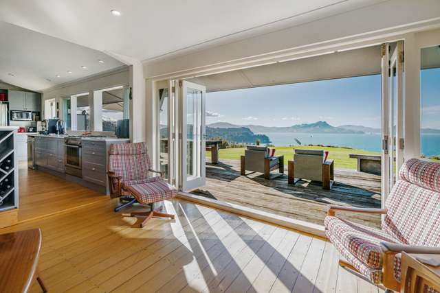 Cooks Beach stunner: They thought they'd sell for $2.9m; they got $4.5m