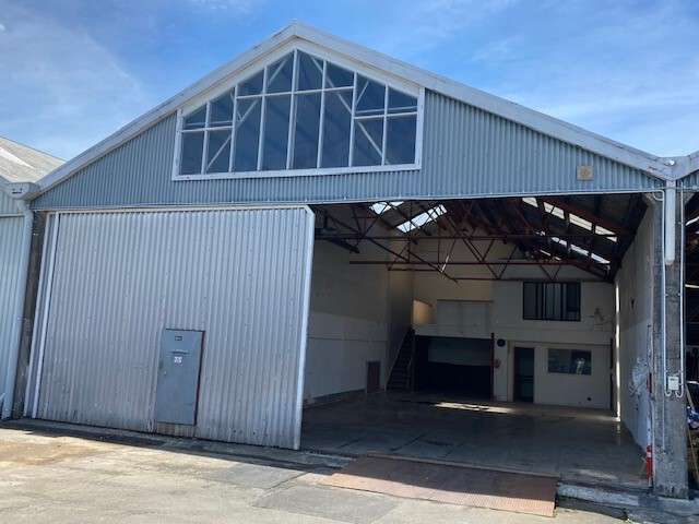 High stud secure industrial workshop for lease