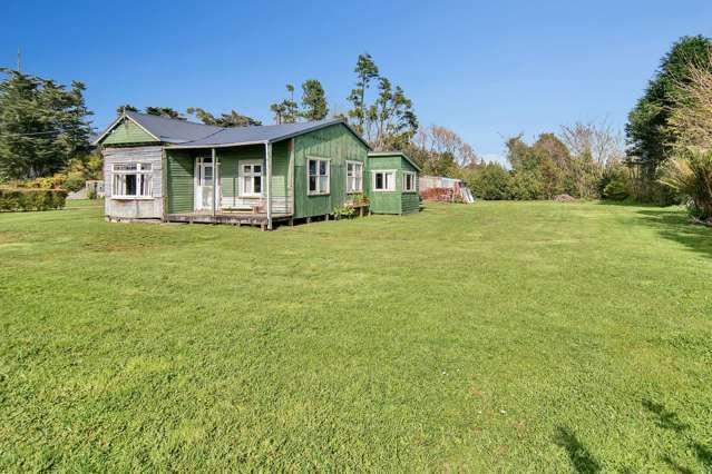 Coastal Villa with Huge Potential in Waimangaroa!