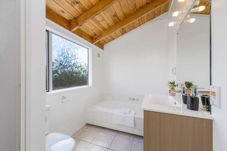 6/110 Norman Lesser Drive St Johns_16