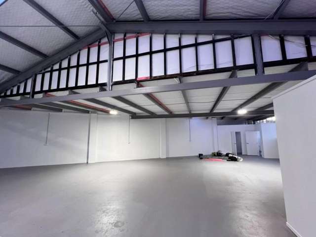 FUNCTIONAL 230M² WAREHOUSE
