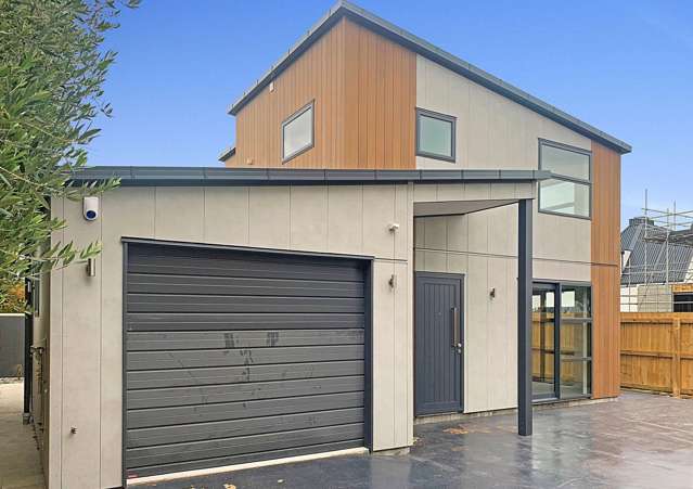 CITY CENTRE - MODERN THREE BEDROOM TOWNHOUSE, TWO BATHROOM, SINGLE GARAGE