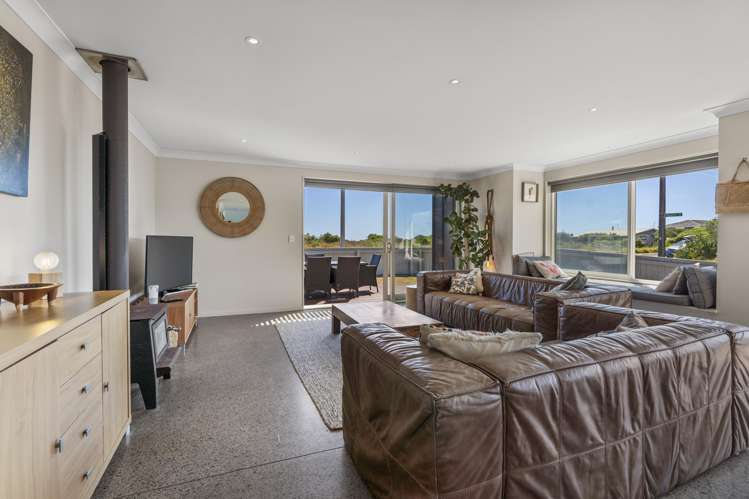 2 Kowhai Street Otaki Beach_11