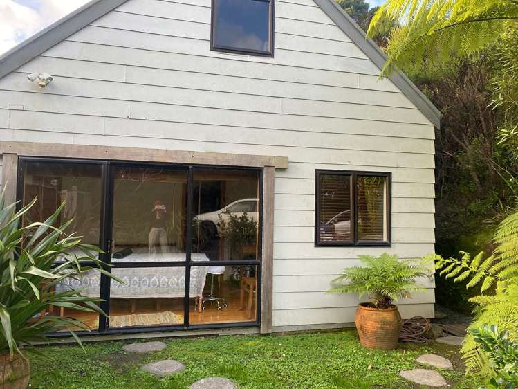 Kutir Cabin/122 Lone Kauri Road Karekare_12