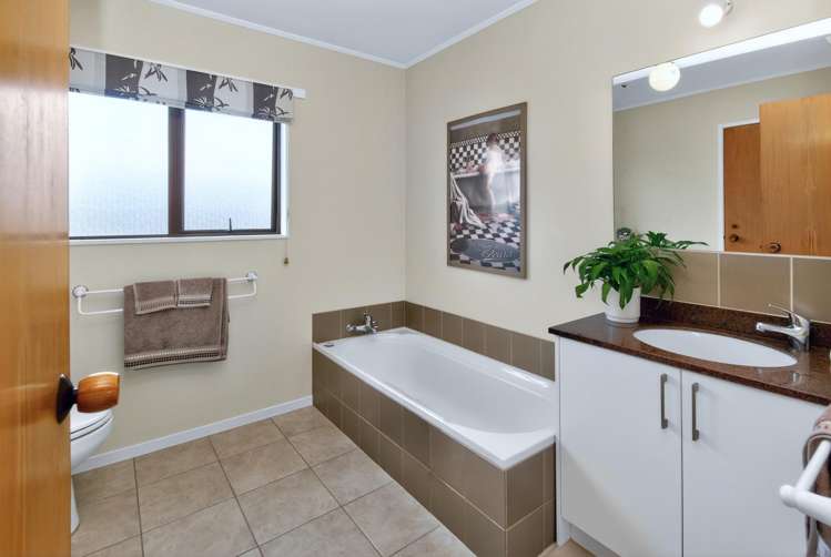 14 Channing Crescent Botany Downs_19