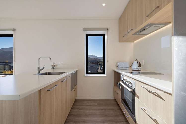 702/10 Copper Beech Ave_1