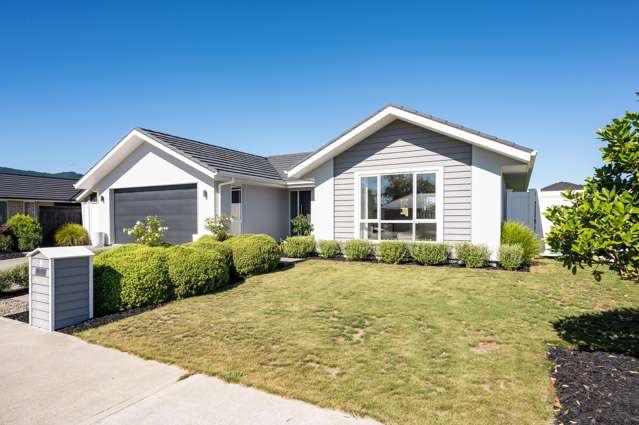 High-End Kitchen, Large Section, Oakdale Standout!