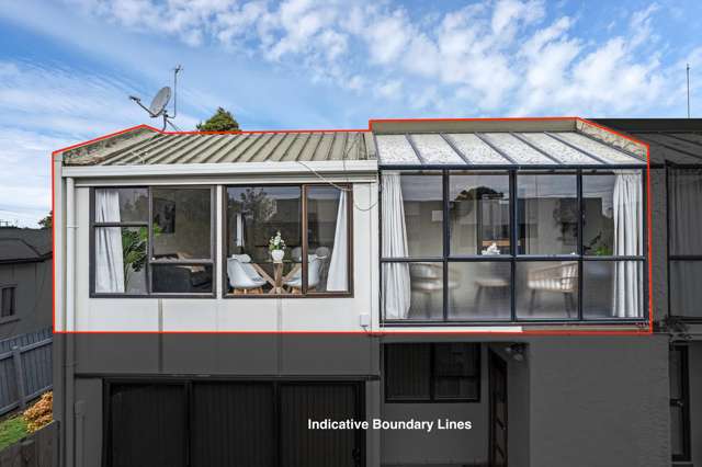 Stylish 1970's Apartment With Private Garden