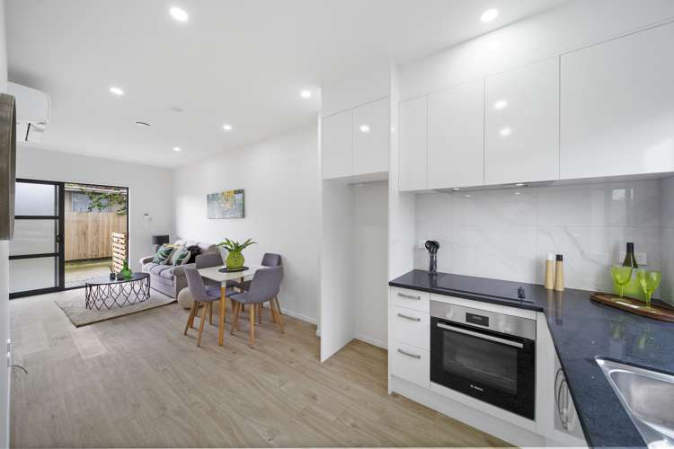 37d Court Town Close Mangere_10