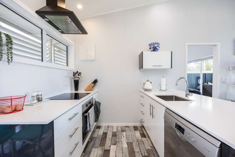 11 Piccadilly Circus Snells Beach_7