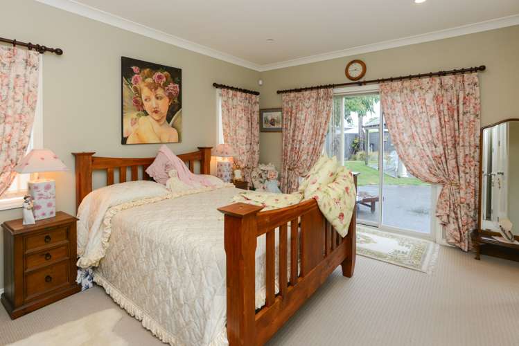 16 Heynes Place Clive_21