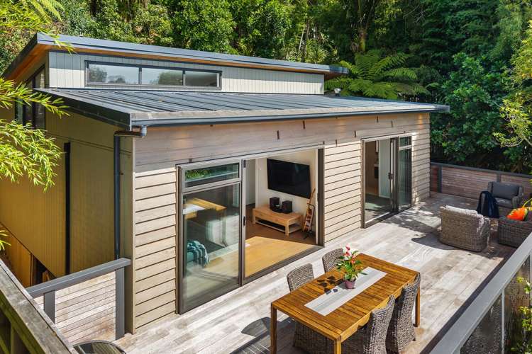 892 West Coast Road_2