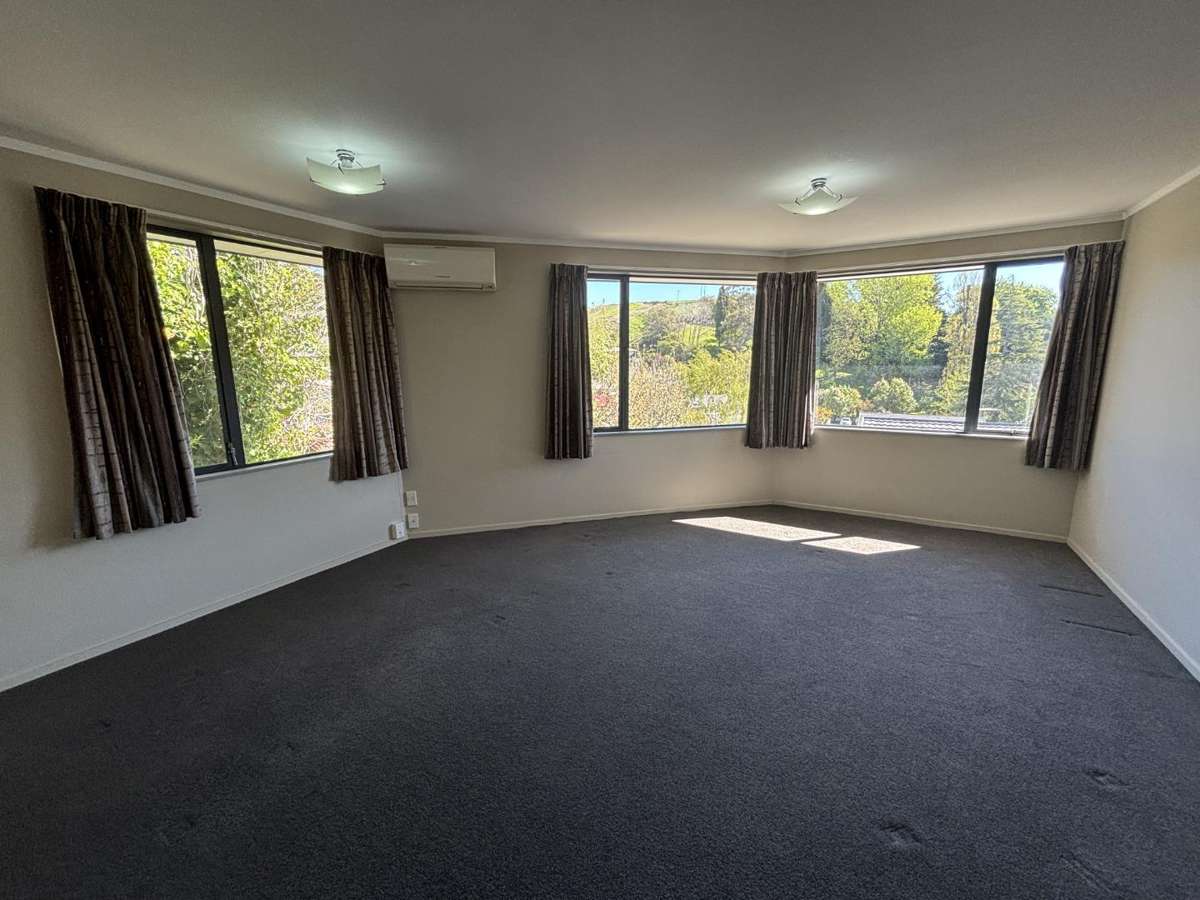 Sunny two bedroom unit 3