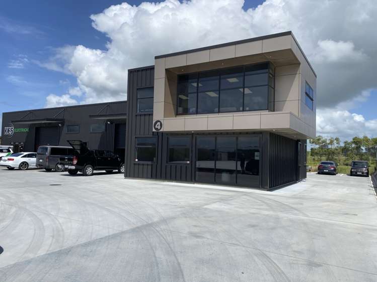 Unit 4, 34 Oropuriri Road Waiwhakaiho_1